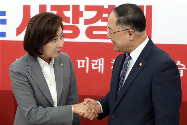 악수하는 나경원·홍남기