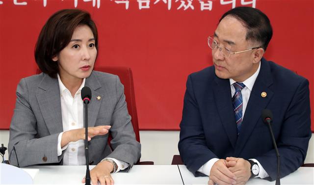 홍남기 부총리와 면담하는 나경원 원내대표