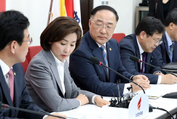 나경원 바라보는 홍남기