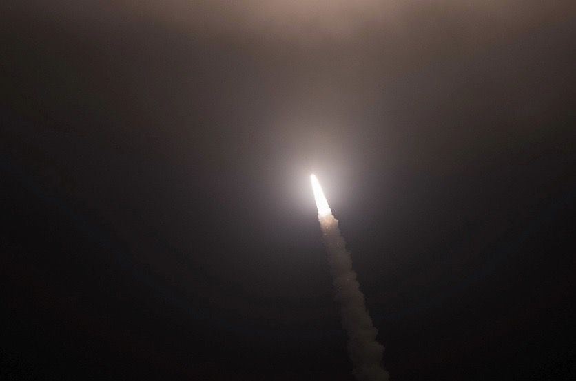 미국 공군이 9일(현지시간) 새벽 캘리포니아 반덴버그 공군기지에서 발사한 대륙간탄도미사일 ‘미니트맨3’가 칠흑같은 어둠을 뚫고 상공으로 솟구치고 있다.  스페이스닷컴 영상 캡처