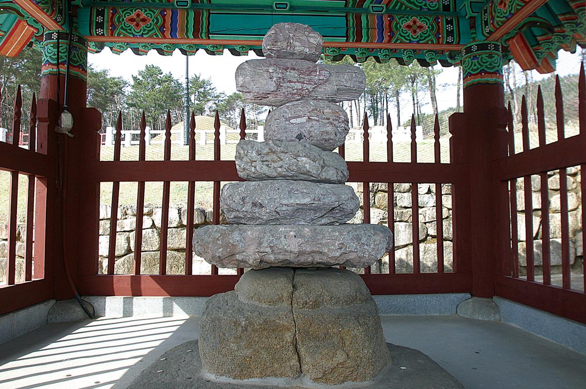 수로왕비릉 근처에 위치한 파사석탑.