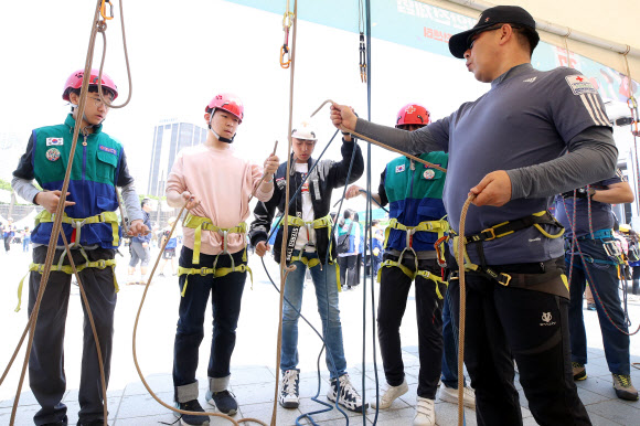 11일 서울 송파구 올림픽공원 평화의 광장에서 열린 제9회 청소년 자원봉사 페스티벌에서 청소년들이 산악안전 체험을 하고 있다. 2019.5.11  연합뉴스