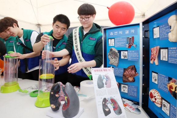 11일 서울 송파구 올림픽공원 평화의 광장에서 열린 제9회 청소년 자원봉사 페스티벌에서 청소년들이 흡연예방 체험을 하고 있다. 2019.5.11  연합뉴스