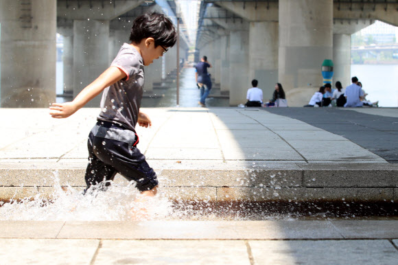 서울 낮 최고기온이 28도까지 오른 11일 오후 서울 여의도 한강공원을 찾은 어린이가 물놀이를 하고 있다. 2019.5.11  연합뉴스