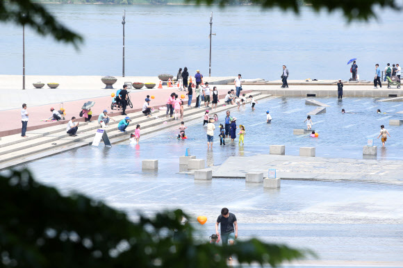 서울 낮 최고기온이 28도까지 오르며 초여름 날씨를 보인 11일 오후 서울 여의도 한강공원 물빛광장을 찾은 어린이들이 물놀이를 하고 있다. 2019.5.11  연합뉴스