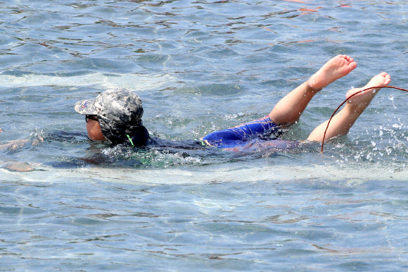 서울 낮 최고기온이 28도까지 오르며 초여름 날씨를 보인 11일 오후 서울 여의도 한강공원 물빛광장을 찾은 어린이가 물놀이를 하고 있다. 2019.5.11  연합뉴스
