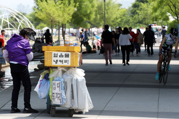 서울 낮 최고기온이 28도까지 오르며 초여름 날씨를 보인 11일 오후 서울 여의도 한강공원을 찾은 시민들이 그늘을 거닐며 더위를 식히고 있다. 2019.5.11  연합뉴스