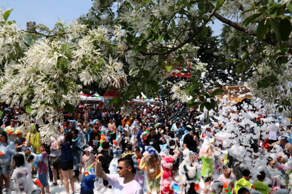 때 이른 더위 속 즐기는 온천 축제