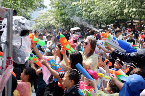11일 유성온천문화축제가 열린 대전 유성구 온천로 일원에서 방문객들이 ‘온천수 건강 물총 대첩’을 즐기고 있다. 2019.5.11  연합뉴스