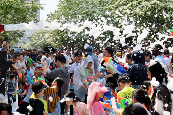 11일 유성온천문화축제가 열린 대전 유성구 온천로 일원에서 방문객들이 ‘온천수 건강 물총 대첩’을 즐기고 있다. 2019.5.11  연합뉴스