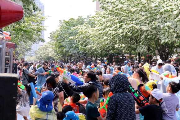 11일 유성온천문화축제가 열린 대전 유성구 온천로 일원에서 방문객들이 ‘온천수 건강 물총대첩’을 즐기고 있다. 2019.5.11  연합뉴스