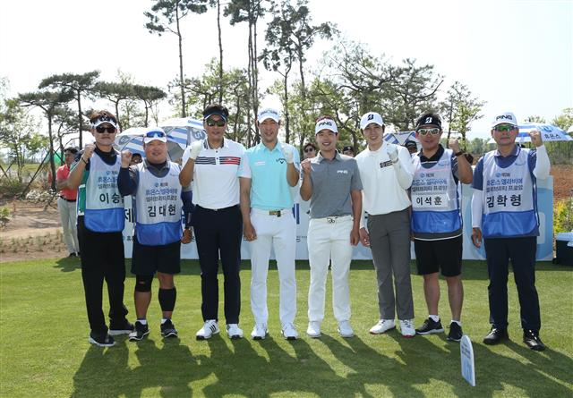 11일 인천 서구 드림파크CC에서 열린 제2회 휴온스 엘라비에 셀러브리티 프로암 골프대회에서 이승엽(왼쪽 세번째부터), 김대현, 김학형, 이석훈이 파이팅을 외치고 있다.  2019.5.11 KPGA 제공