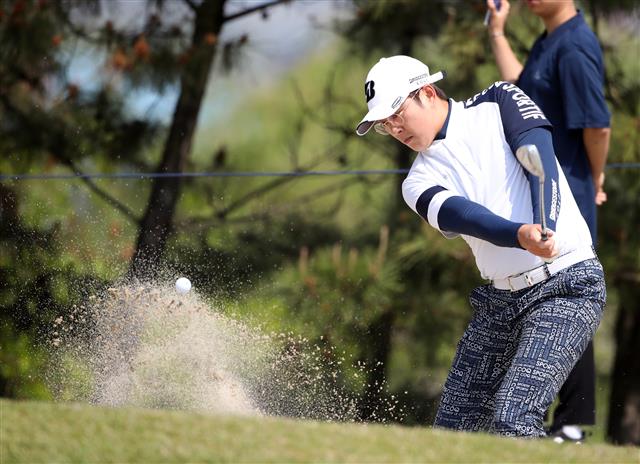 11일 인천 서구 드림파크CC에서 열린 제2회 휴온스 엘라비에 셀러브리티 프로암 골프대회에서 배우 박광현이 벙커샷을 시도하고 있다. 2019.5.11 KPGA 제공