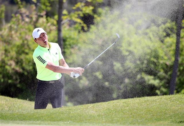 11일 인천 서구 드림파크CC에서 열린 제2회 휴온스 엘라비에 셀러브리티 프로암 골프대회에서 유상철 전 축구선수가 벙커샷을 시도하고 있다. 2019.5.11 KPGA 제공