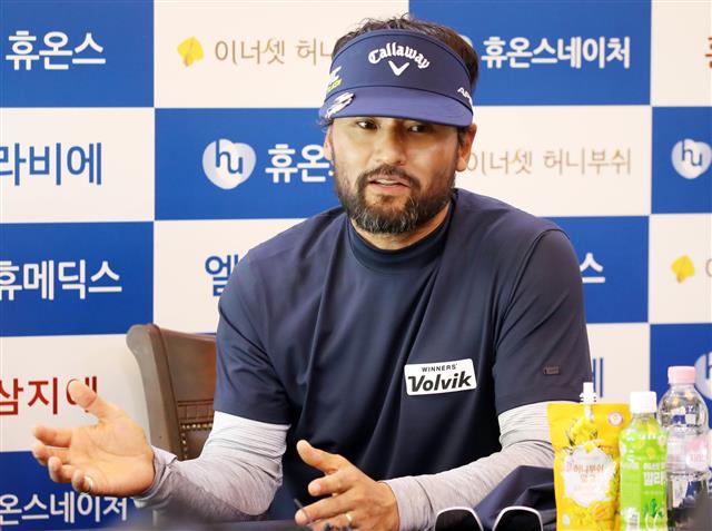 11일 인천 서구 드림파크CC에서 열린 제2회 휴온스 엘라비에 셀러브리티 프로암 골프대회에서 박찬호가 인터뷰하고 있다. (KPGA 제공) 2019.5.11 KPGA 제공
