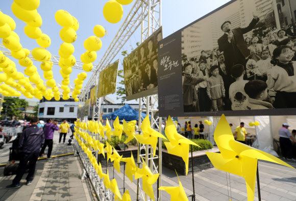 11일 오후 전북 전주시 풍남문 광장에서 노무현 전 대통령 서거 10주기를 앞두고 ‘노무현을 기억하는 10가지 이름’을 주제로 사진전이 열리고 있다. 2019.5.11  연합뉴스