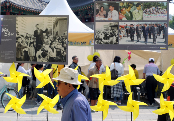 11일 오후 전북 전주시 풍남문 광장에서 노무현 전 대통령 서거 10주기를 앞두고 ‘노무현을 기억하는 10가지 이름’을 주제로 사진전이 열리고 있다. 2019.5.11  연합뉴스