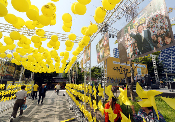 11일 오후 전북 전주시 풍남문 광장에서 노무현 전 대통령 서거 10주기를 앞두고 ‘노무현을 기억하는 10가지 이름’을 주제로 사진전이 열리고 있다. 2019.5.11  연합뉴스