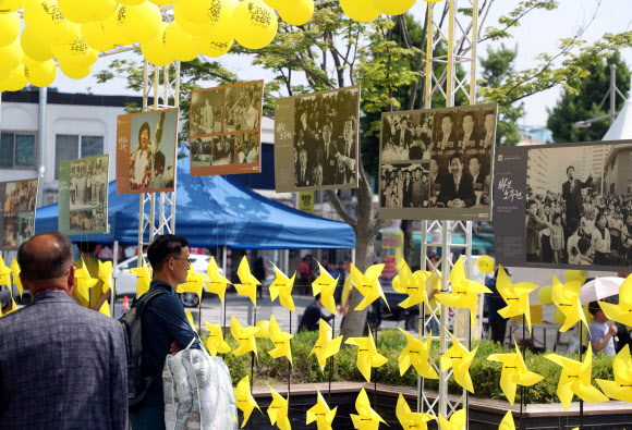 11일 오후 전북 전주시 풍남문 광장에서 노무현 전 대통령 서거 10주기를 앞두고 ‘노무현을 기억하는 10가지 이름’을 주제로 사진전이 열리고 있다. 2019.5.11  연합뉴스