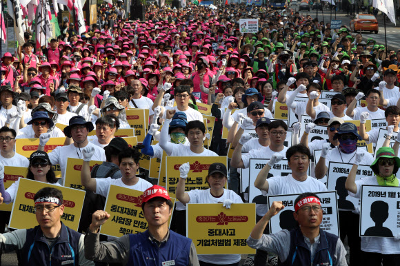 11일 오후 서울 종로구 대학로 마로니에 공원 앞에서 열린 민주노총 결의대회에서 참가자들이 비정규직 철폐 등을 촉구하고 있다. 2019.5.11  연합뉴스