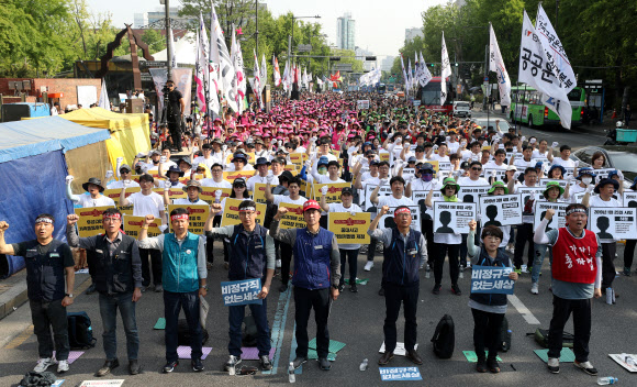 11일 오후 서울 종로구 대학로 마로니에 공원 앞에서 열린 민주노총 결의대회에서 참가자들이 비정규직 철폐 등을 촉구하고 있다. 2019.5.11  연합뉴스
