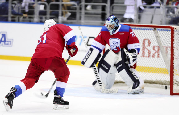블라디미르 푸틴 러시아 대통령이 10일(현지시간) 러시아 소치 볼쇼이 아레나에서 열린 아마추어 아이스하키 리그인 ‘나이트 하키 리그’ 친선경기에서 골을 넣고 있다. AP 연합뉴스