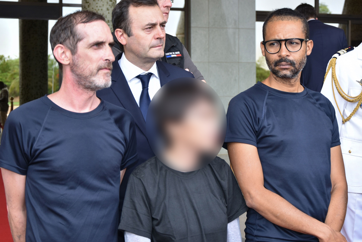 아프리카 무장 세력에게 납치됐다가 프랑스군 특수부대의 구출 작전으로 구출된 프랑스인 파트리크 피크(앞줄 왼쪽 첫 번째)과 로랑 라시무일라스(앞줄 오른쪽 첫 번째), 신원 미상의 한국인(앞줄 가운데) 1명이 11일(현지시간) 아프리카 부르키나파소 대통령과의 면담을 마치고 취재진 앞에 섰다. AFP연합뉴스