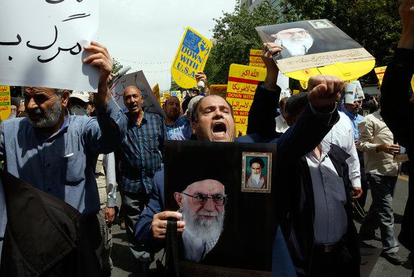 지난주 이란 테헤란에서 2015년 미-이란 핵 합의에서 부분적으로 발을 빼겠다는 이란 정부의 정책을 지지하는 시위가 벌어지고 있다. 테헤란 EPA
