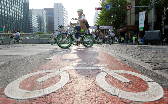 자전거 도로따라 달리는 자전거퍼레이드