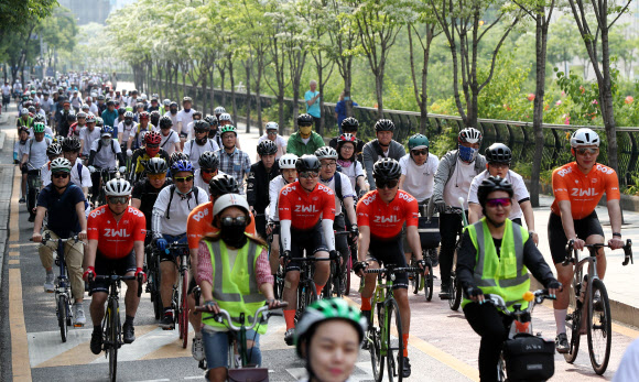 모두 함께 자전거 타고