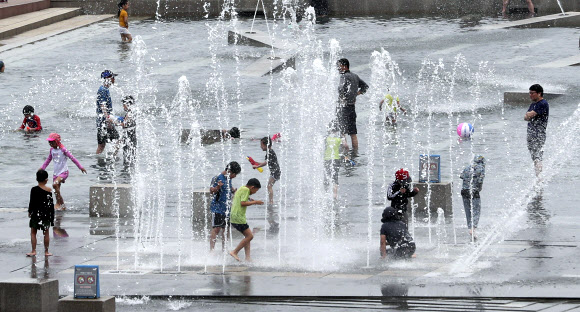 초여름 더위 속 물놀이