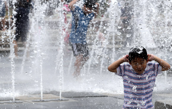 물놀이 즐기는 어린이들