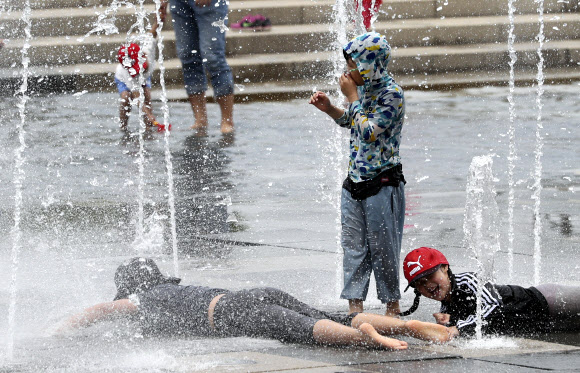 초여름 더위 속 물놀이