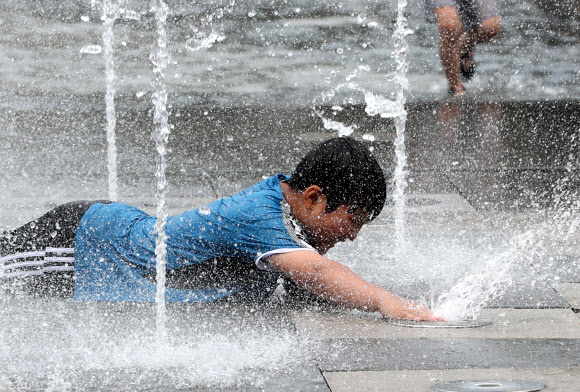 물놀이 즐기는 어린이들