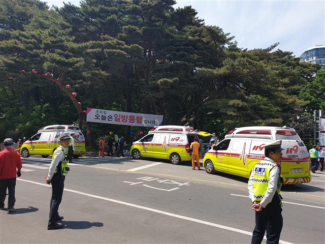 부처님 오신 날인 12일 낮 12시40분쯤 경남 양산시 통도사 입구쪽에서 급발진으로 추정되는 교통사고가 발생했다. 이 사고로 통도사를 찾은 13명이 중경상을 입어 병원으로 옮겨졌다. 뉴스1