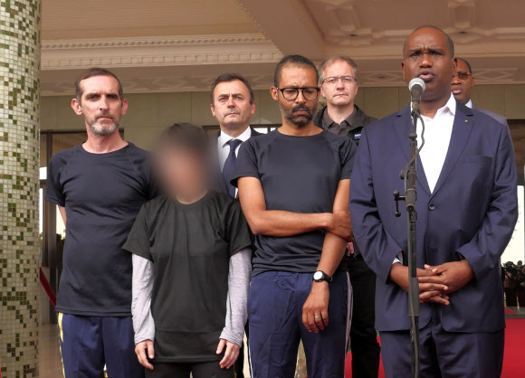 기자들 앞에 선 구출 피랍자들