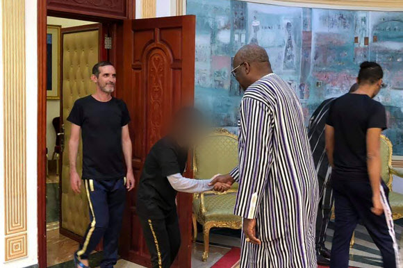 부르키나파소 대통령과 악수하는 구출 한국인 여성