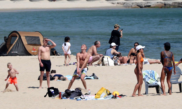 해운대 수영복 차림 나들이객