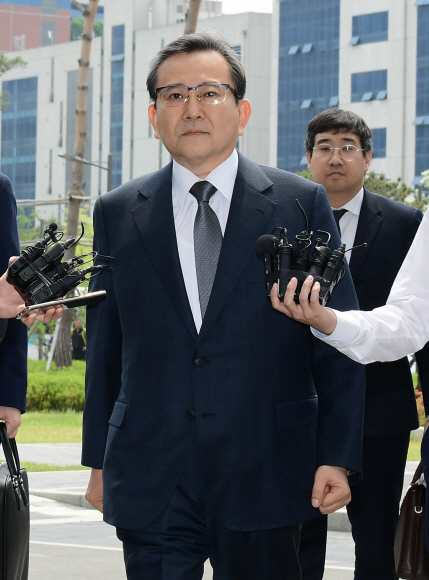 뇌물수수와 성범죄 의혹을 받는 김학의 전 법무부 차관이 검찰 조사를 받기 위해 12일 서울동부지검으로 들어서고 있다. 지난 9일에 이은 두 번째 소환 조사다.<br> 이종원 선임기자 jongwon@seoul.co.kr