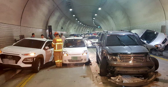 12일 오후 울산시 동구 마성터널 안에서 승용차 7대가 추돌해 14명이 경상을 입고 인근 병원으로 옮겨져 치료를 받고 있다.2019.5.12  울산경찰청 제공