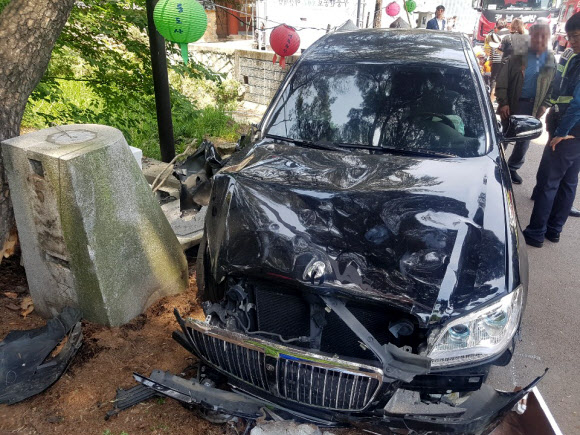 <YONHAP PHOTO-2633> 양산 통도사 교통사고로 파손된 승용차      (양산=연합뉴스) 부처님오신날인 12일 낮 12시 50분께 경남 양산시 하북면 통도사 산문 입구 경내 도로에서 김모(75)씨가 몰던 체어맨 승용차가 도로 우측 편에 앉아 쉬거나 걷고 있던 김모(62)씨 등 13명을 치어 1명이 사망하고 나머지는 중경상을 입었다. 사진은 사고 낸 승용차가 표지석에 부딪혀 앞범퍼가 크게 파손된 모습. 2019.5.12 [경남소방본부 제공]      young@yna.co.kr/2019-05-12 16:25:01/ <저작권자 ⓒ 1980-2019 ㈜연합뉴스. 무단 전재 재배포 금지.>