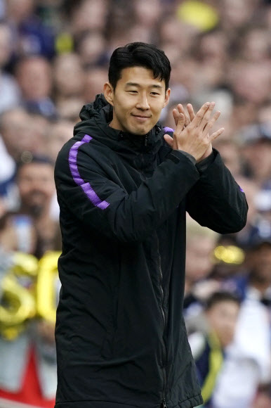 손흥민(토트넘)이 12일(현지시간) 영국 런던 토트넘 홋스퍼 스타디움에서 에버턴과의 2018-2019 잉글랜드 프로축구 프리미어리그 38라운드 최종전(2-2 무) 후 토트넘 팬클럽이 선정한 ‘올해의 선수’와 ‘올해의 골’로 발표되자 기뻐하고 있다. EPA 연합뉴스