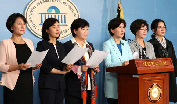 공동성명 발표하는 민주당 여성의원들