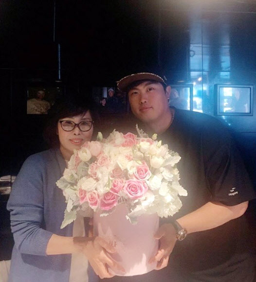 어머니에게 꽃다발 안긴 류현진