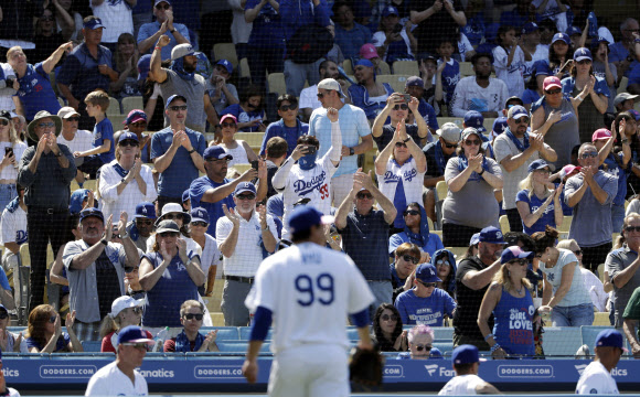 ‘8이닝 무실점’ 팬들 기립박수 받는 류현진