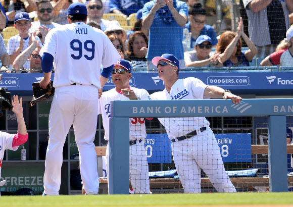 ‘잘했어, 코리언 몬스터!’…다저스 감독 인사받는 류현진