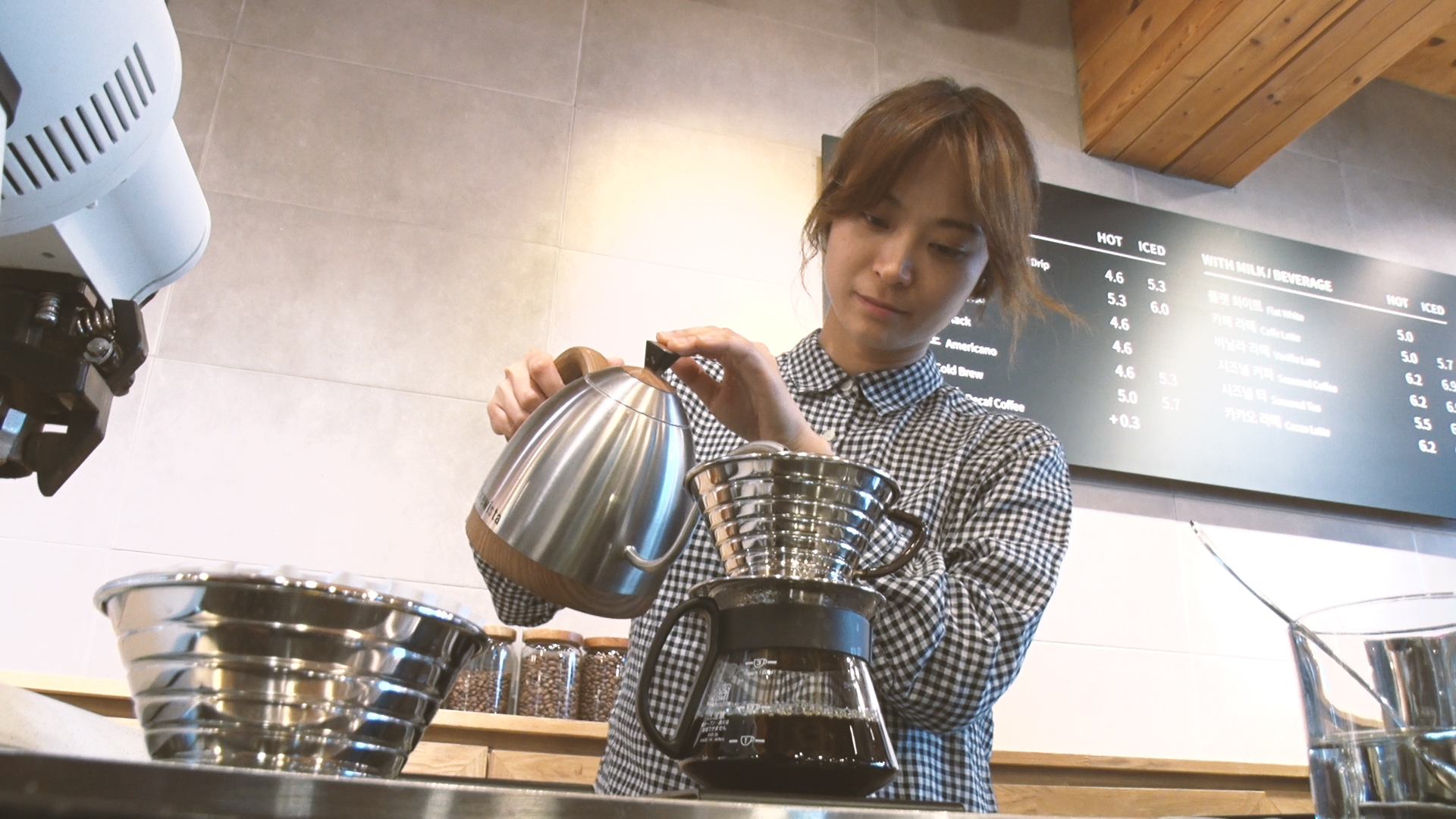 2019년 월드바리스타챔피언십에서 우승한 전주연(32)씨가 이사로 재직중인 부산 금정구 모모스커피점에서 커피를 내리고 있는 모습