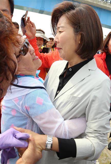 나경원 ‘지지자와 포옹’