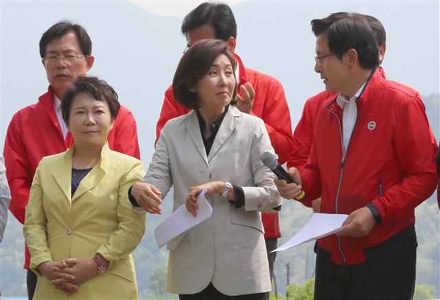 나경원 원내대표에게 마이크 넘기는 황교안 대표