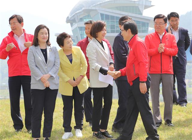 악수 나누는 황교안-나경원